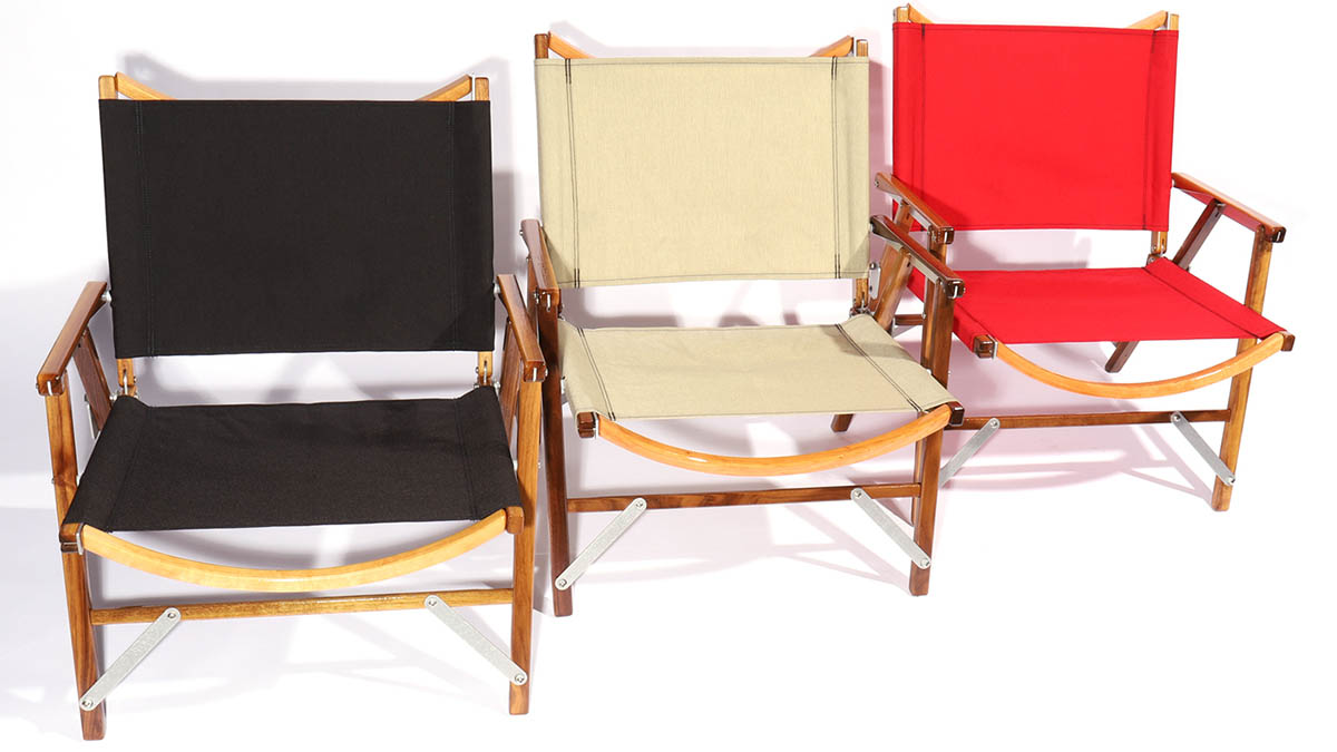 入手困難なカーミットチェアに、ブロンドカラーのウォールナットを使っ