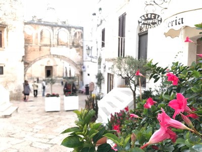 迷宮の白い街、オストゥーニ