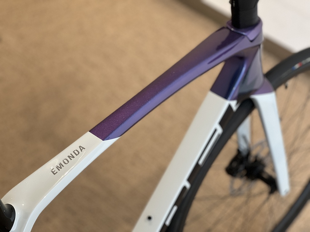 SALE】105 Di2にカーボンホイールも採用した人気モデル「TREK EMONDA