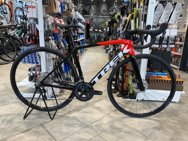 52】完成車 TREK EMONDA SL6 ブラック レッド 室内保管 TREKエモンダSL6