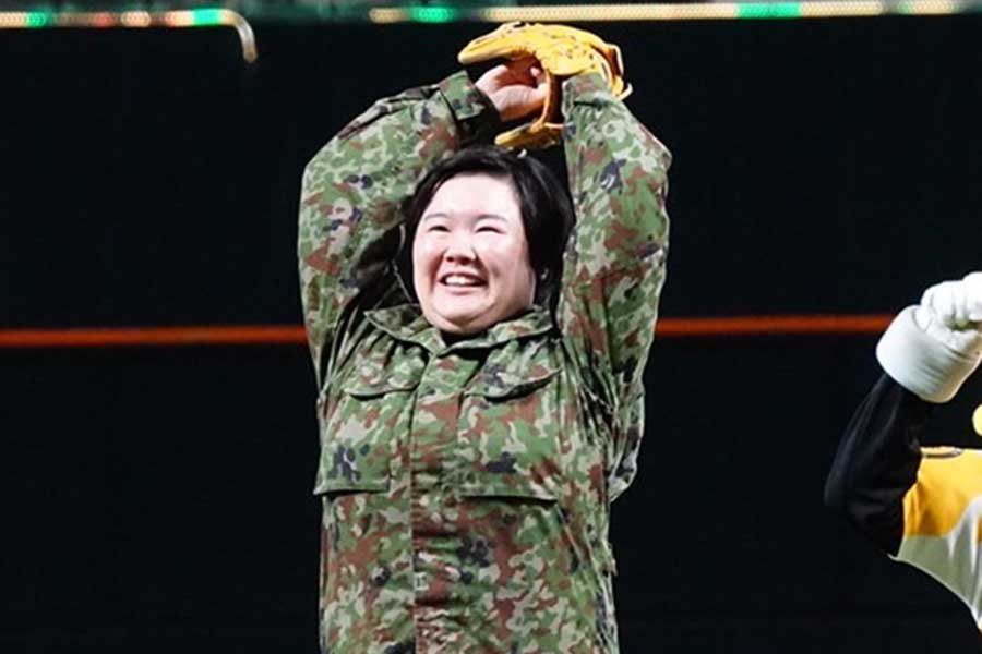 人気芸人「やす子」が完璧ノーバウンド投球 球場入りで渋滞巻き込まれ