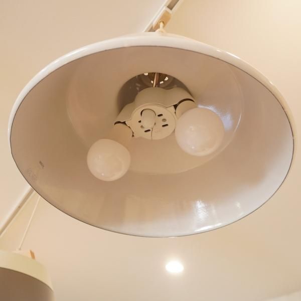 MOMO natural(モモナチュラル)のホーローランプです。光沢のある琺瑯と