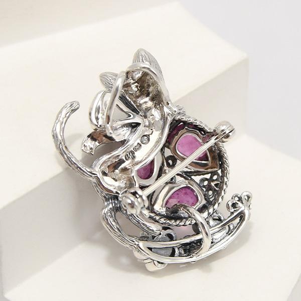 碌山 毬つき猫の ルビー ブローチペンダント キュートなおしゃれネコ