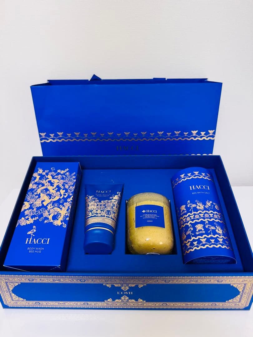 【新品未使用】HACCIクリスマスコフレセット HACCIの22年クリスマスコフレ、“リップ型ネオンライト”付き